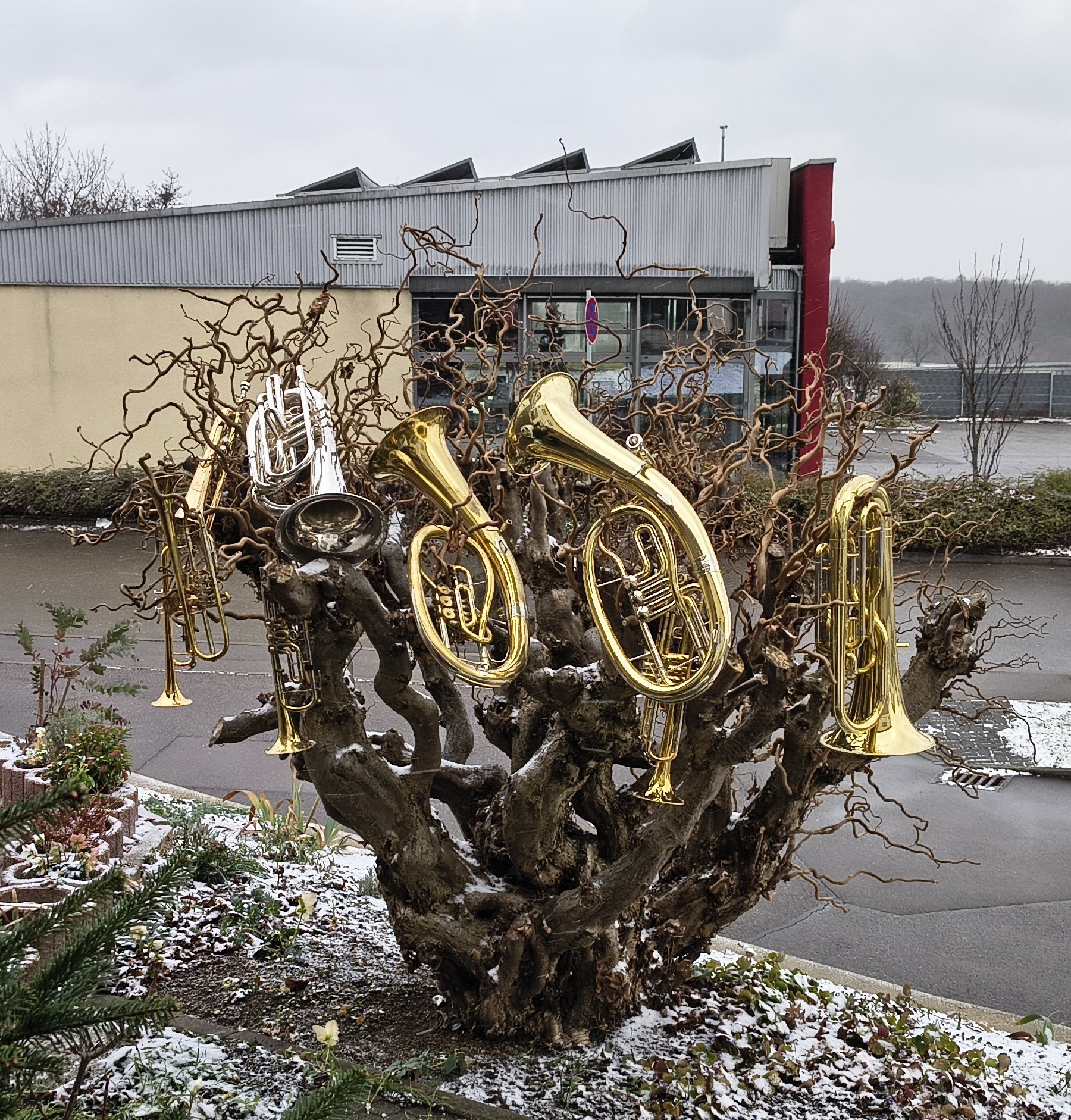 Der Instrumentebaum beim Kurrende 2025 in Aichelberg